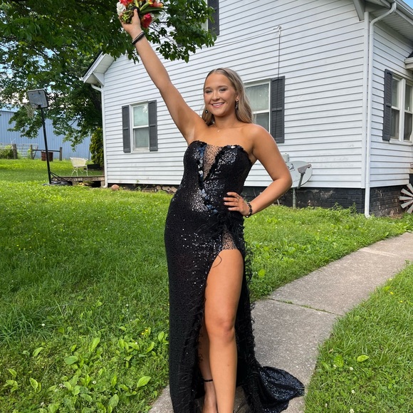 Elegant Black Sequin Evening Dress - Picture 7 of 8